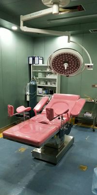 1980MM 90 Derece Çok Fonksiyonlu Elektrikli Jinekolojik Obstetrik Teslimat Muayene Tekerli Yatak Masası