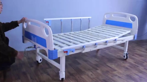 İyi bir fiyat. 2150mm 750mm Çok Fonksiyonlu Manuel Hastane Yatakları 3 Krank Hasta Odası çevrimiçi
